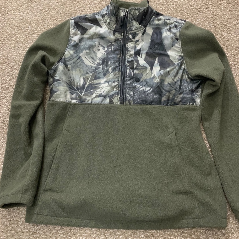 North Face Medium Tundra Camo Pullover
